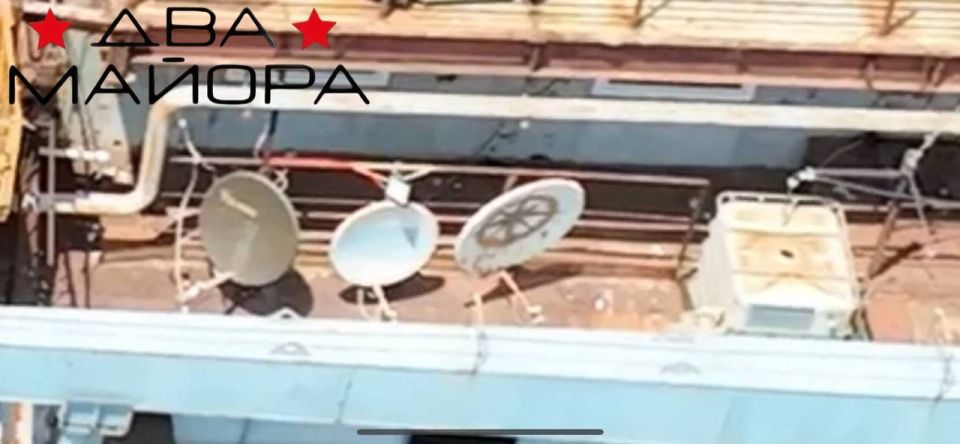 Два майора: Чёрное море. Одной из целей операции Черноморского Флота Морского отряда СпН «Эспаньола» и «Омерзительной восьмерки» было выведение из строя средств спутниковой связи противника и радио моста, ювелирное огневое... Два майора: Чёрное море. Одной из целей операции Черноморского Флота Морского отряда СпН «Эспаньола» и «Омерзительной восьмерки» было выведение из строя средств спутниковой связи противника и радио моста, ювелирное огневое...