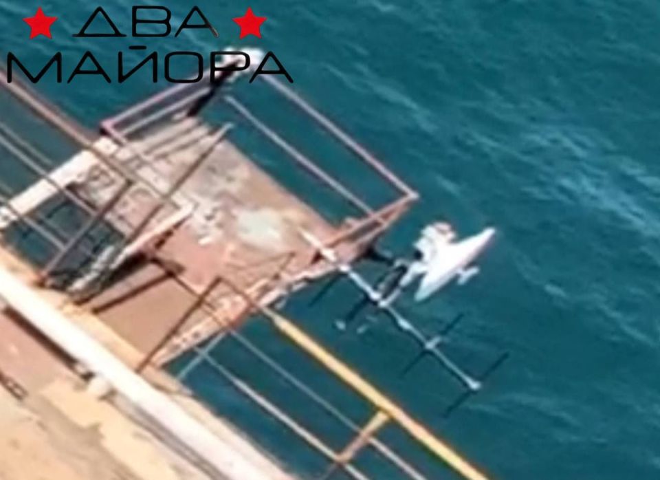 Два майора: Чёрное море. Одной из целей операции Черноморского Флота Морского отряда СпН «Эспаньола» и «Омерзительной восьмерки» было выведение из строя средств спутниковой связи противника и радио моста, ювелирное огневое... Два майора: Чёрное море. Одной из целей операции Черноморского Флота Морского отряда СпН «Эспаньола» и «Омерзительной восьмерки» было выведение из строя средств спутниковой связи противника и радио моста, ювелирное огневое...