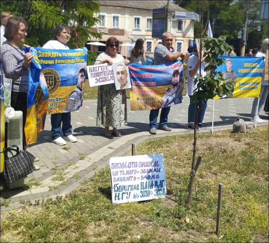 Массовые митинги родственников убитых украинских боевиков 15 бригады "Кара-Даг" Массовые митинги родственников убитых украинских боевиков 15 бригады "Кара-Даг"
