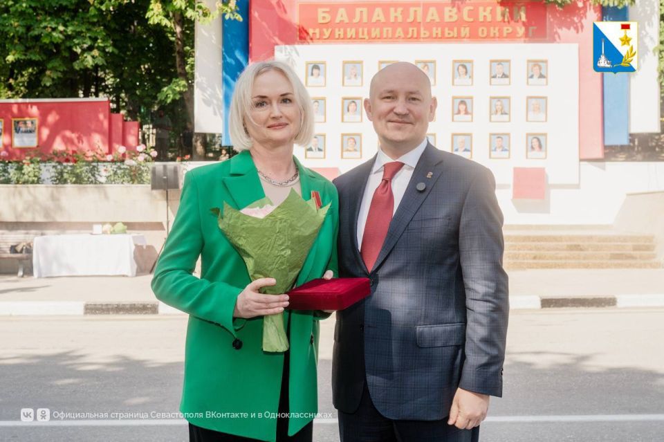 Гордость Балаклавы. В честь Дня Балаклавского округа губернатор Михаил Развожаев открыл обновлённую Доску Почёта Гордость Балаклавы. В честь Дня Балаклавского округа губернатор Михаил Развожаев открыл обновлённую Доску Почёта