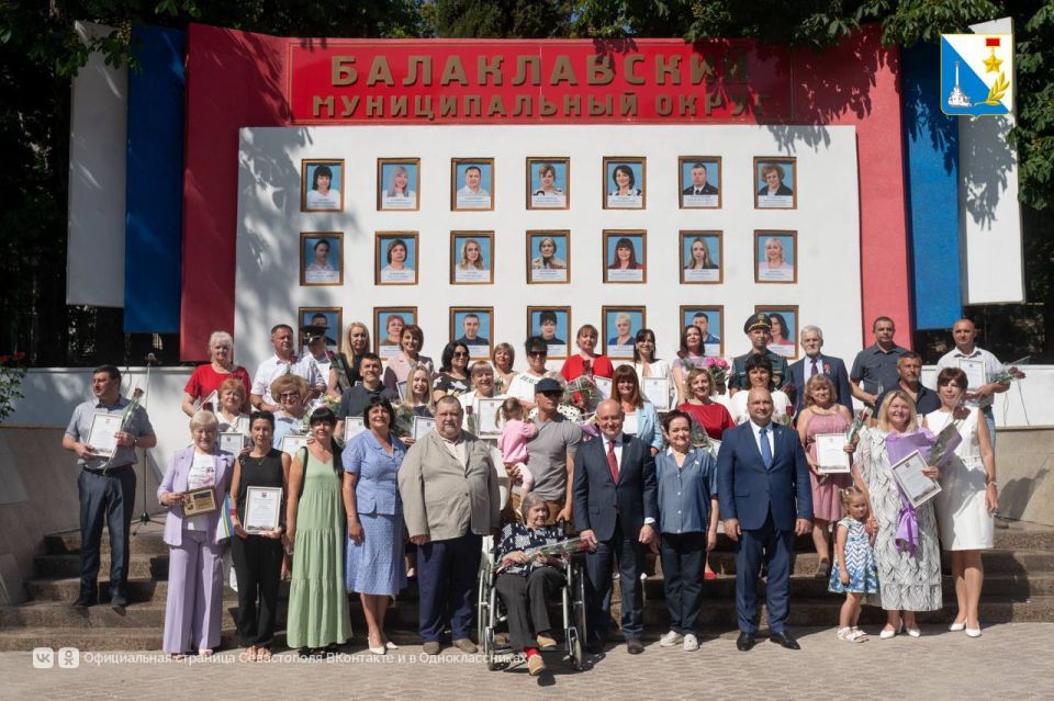 Гордость Балаклавы. В честь Дня Балаклавского округа губернатор Михаил Развожаев открыл обновлённую Доску Почёта Гордость Балаклавы. В честь Дня Балаклавского округа губернатор Михаил Развожаев открыл обновлённую Доску Почёта