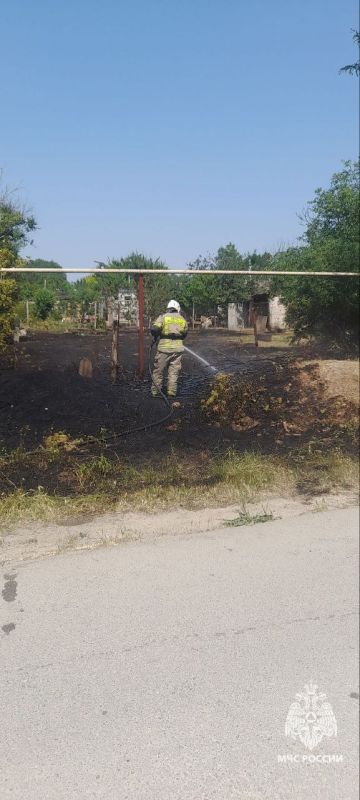 Не пали траву. Огнеборцы отдельного поста 27 пожарно-спасательной части совместно с добровольной пожарной командой ликвидировали возгорание сухой растительности в пгт Не пали траву. Огнеборцы отдельного поста 27 пожарно-спасательной части совместно с добровольной пожарной командой ликвидировали возгорание сухой растительности в пгт