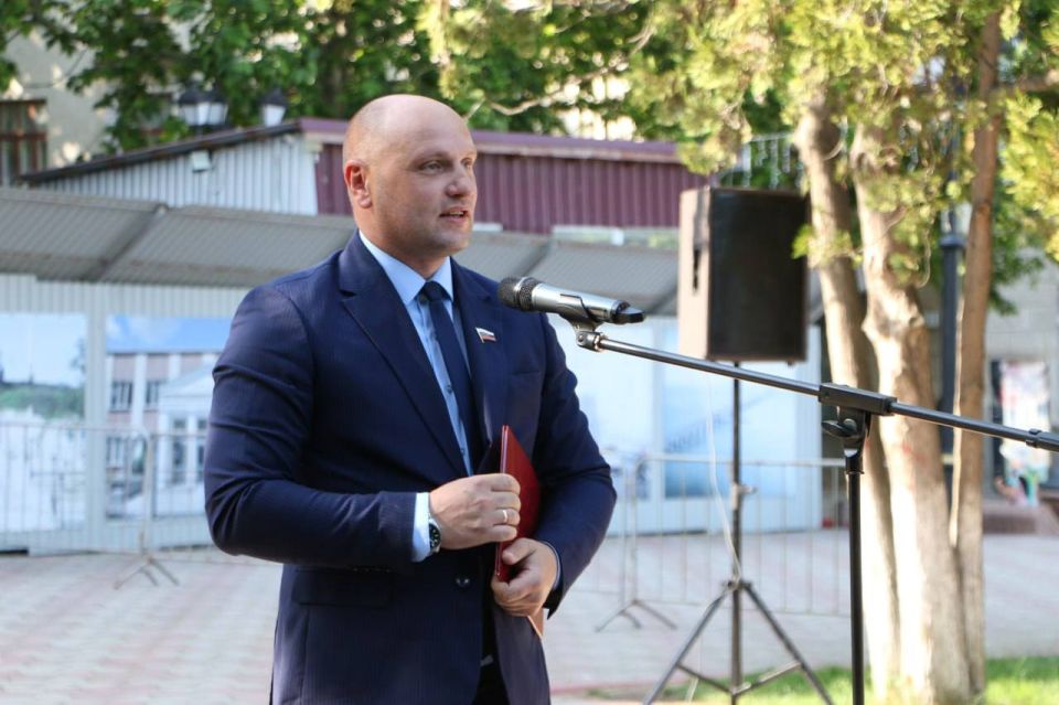 Акция «Спасибо за верность, потомки!», прошедшая в рамках Международного фестиваля "Боспорские агоны", собрала керчан и гостей города в сквере Мира Акция «Спасибо за верность, потомки!», прошедшая в рамках Международного фестиваля "Боспорские агоны", собрала керчан и гостей города в сквере Мира