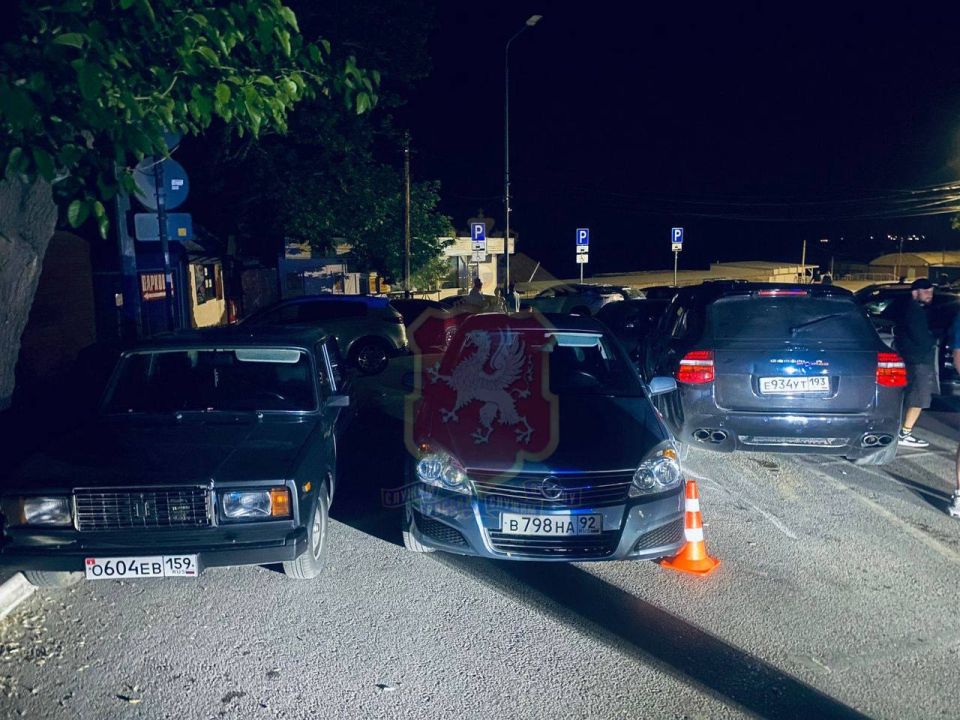 На набережной севастопольского пляжа Учкуевка Porsche разбил пять припаркованных автомобилей На набережной севастопольского пляжа Учкуевка Porsche разбил пять припаркованных автомобилей