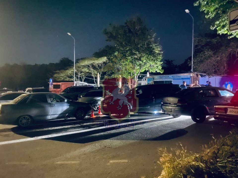 На набережной севастопольского пляжа Учкуевка Porsche разбил пять припаркованных автомобилей На набережной севастопольского пляжа Учкуевка Porsche разбил пять припаркованных автомобилей
