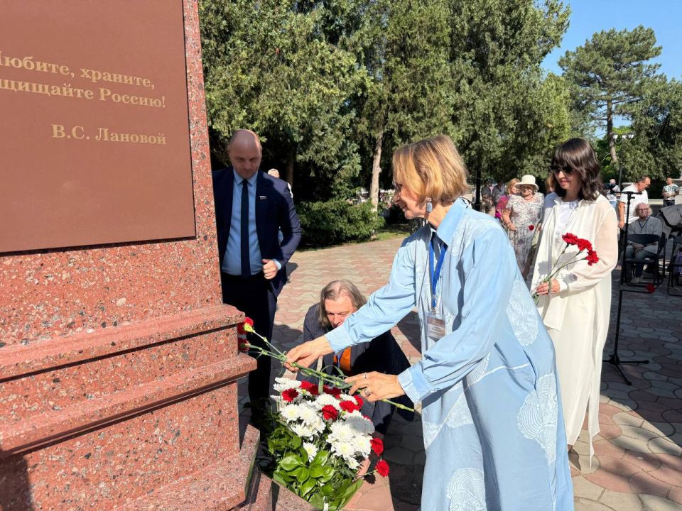 Акция «Спасибо за верность, потомки!», прошедшая в рамках Международного фестиваля "Боспорские агоны", собрала керчан и гостей города в сквере Мира Акция «Спасибо за верность, потомки!», прошедшая в рамках Международного фестиваля "Боспорские агоны", собрала керчан и гостей города в сквере Мира