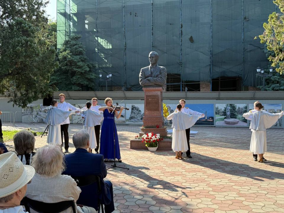 Акция «Спасибо за верность, потомки!», прошедшая в рамках Международного фестиваля "Боспорские агоны", собрала керчан и гостей города в сквере Мира Акция «Спасибо за верность, потомки!», прошедшая в рамках Международного фестиваля "Боспорские агоны", собрала керчан и гостей города в сквере Мира