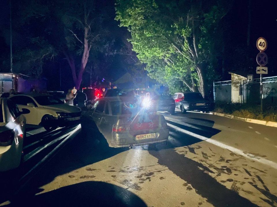 На набережной севастопольского пляжа Учкуевка Porsche разбил пять припаркованных автомобилей На набережной севастопольского пляжа Учкуевка Porsche разбил пять припаркованных автомобилей