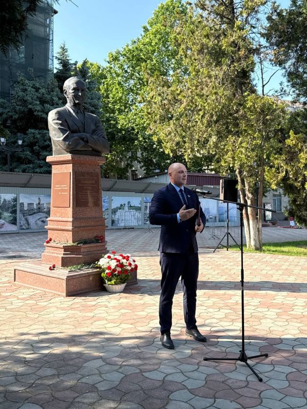 Акция «Спасибо за верность, потомки!», прошедшая в рамках Международного фестиваля "Боспорские агоны", собрала керчан и гостей города в сквере Мира Акция «Спасибо за верность, потомки!», прошедшая в рамках Международного фестиваля "Боспорские агоны", собрала керчан и гостей города в сквере Мира