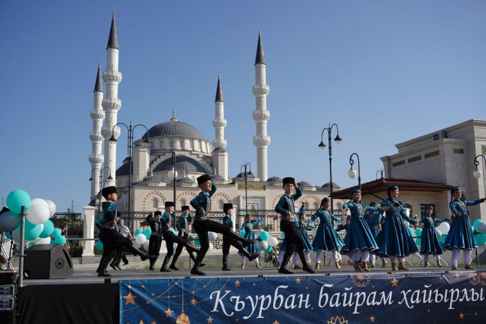 В Симферополе отметили Курбан-байрам В Симферополе отметили Курбан-байрам