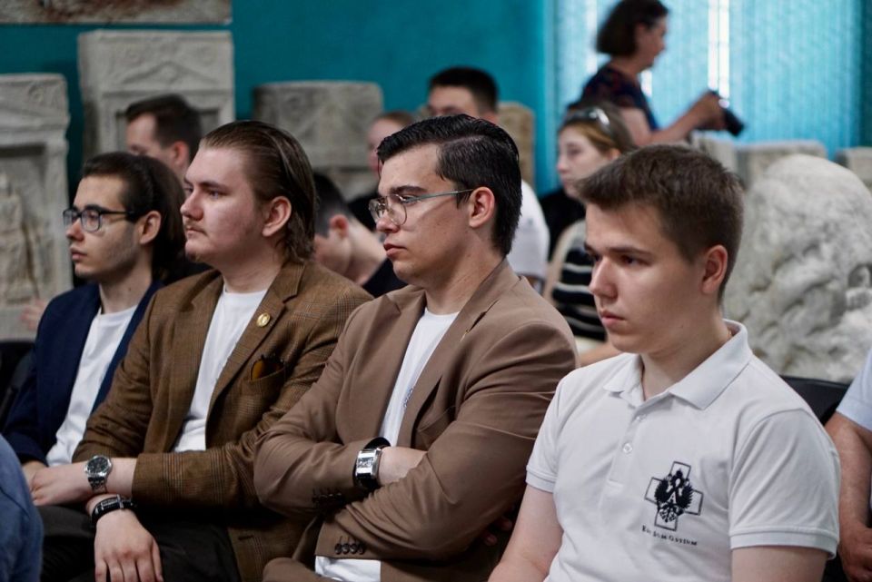 Алексей Зинченко: Нахожусь в пути из командировки, но душой я на интеллектуально-дискуссионной игре «АГОНиМЫ» Алексей Зинченко: Нахожусь в пути из командировки, но душой я на интеллектуально-дискуссионной игре «АГОНиМЫ»