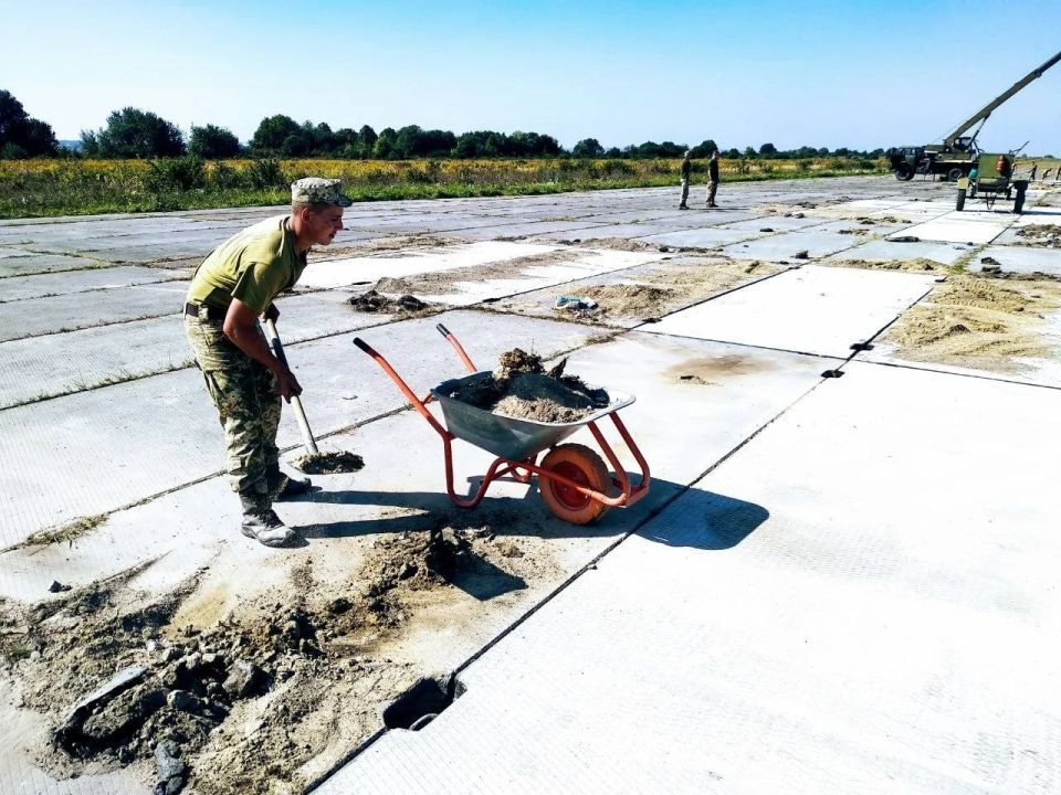 Справочно.. Аэродром Дубно, который насиловали всю ночь, в советское время размещал полк ОТА Справочно.. Аэродром Дубно, который насиловали всю ночь, в советское время размещал полк ОТА