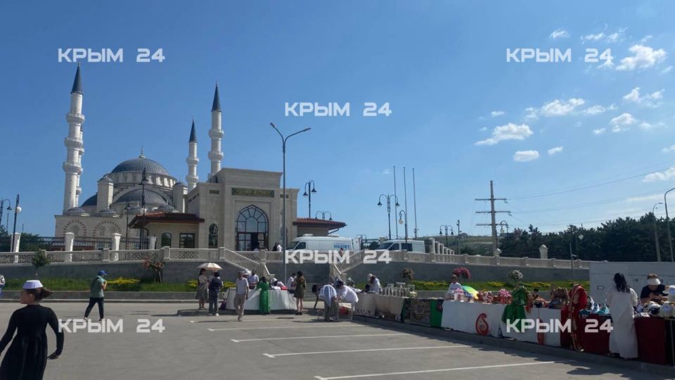 На территории Соборной мечети Крыма впервые отмечают Курбан-Байрам На территории Соборной мечети Крыма впервые отмечают Курбан-Байрам