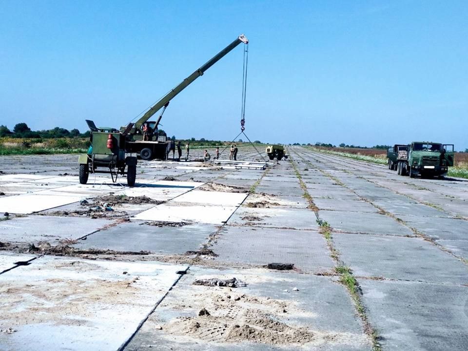 Справочно.. Аэродром Дубно, который насиловали всю ночь, в советское время размещал полк ОТА