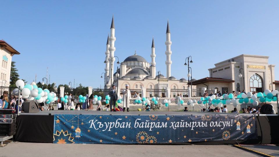 Анастасия Гридчина: В Соборной мечети Симферополя отпраздновали Курбан-байрам Анастасия Гридчина: В Соборной мечети Симферополя отпраздновали Курбан-байрам