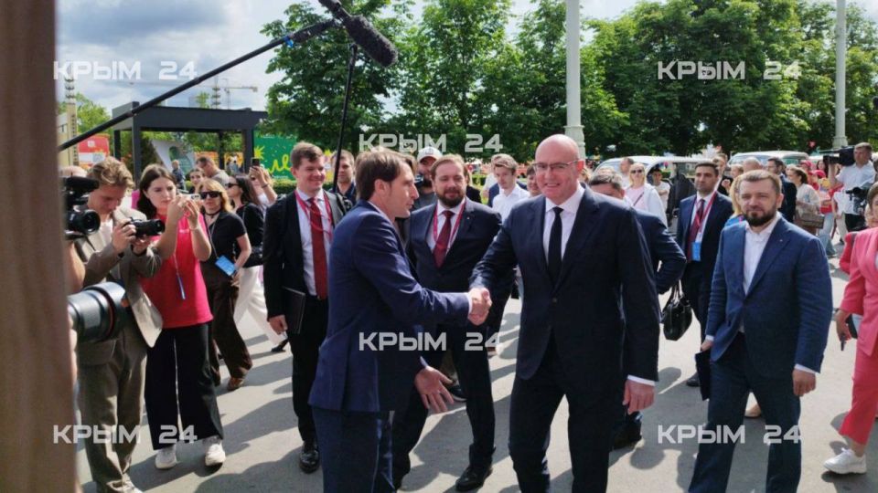 Чернышенко посетил крымский стенд на форуме «Путешествуй» в Москве Чернышенко посетил крымский стенд на форуме «Путешествуй» в Москве