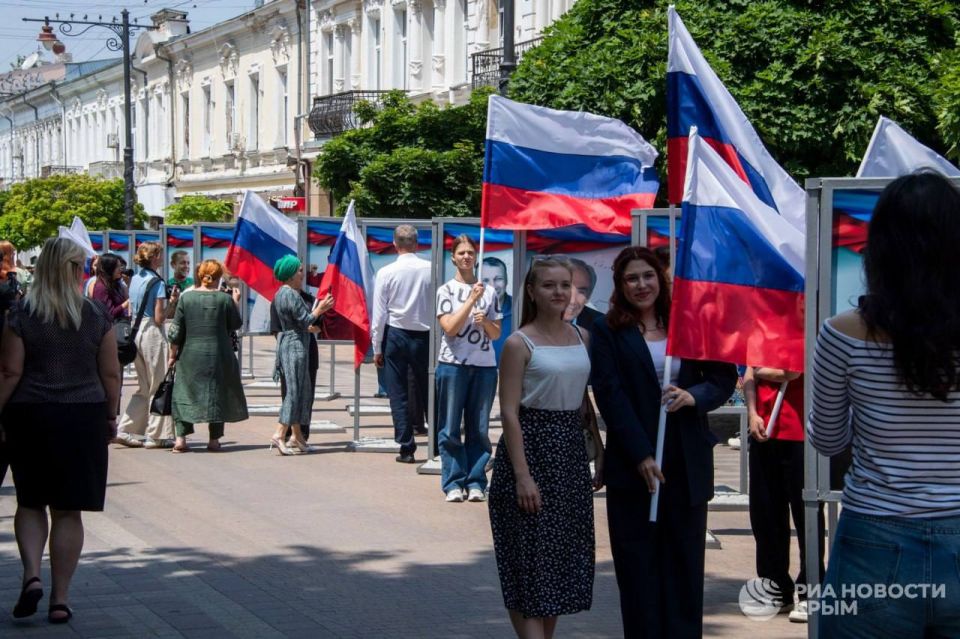 В Симферополе открыли фотовыставку "Россия в людях" В Симферополе открыли фотовыставку "Россия в людях"