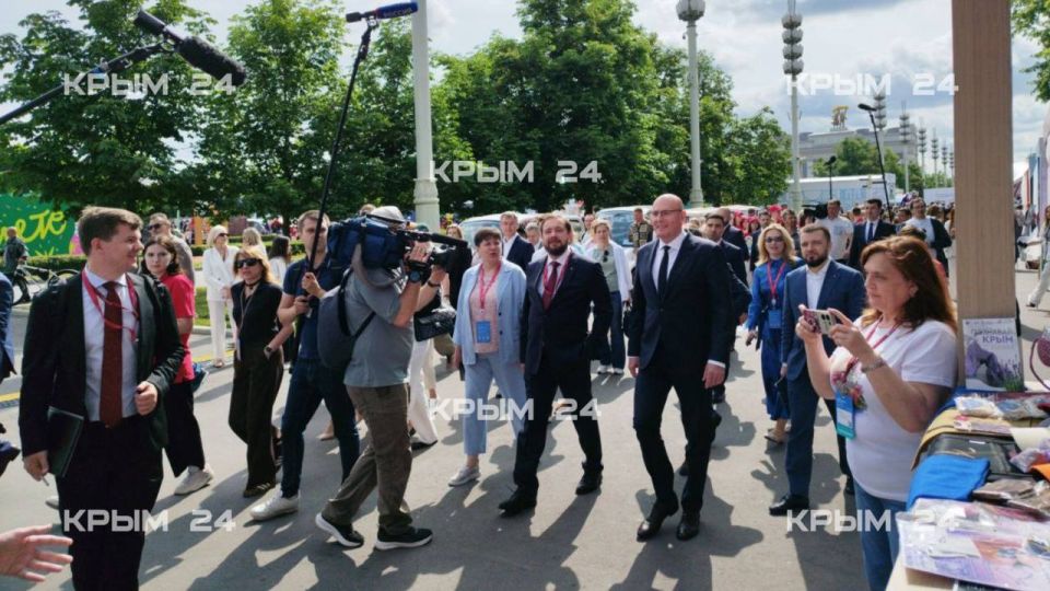 Чернышенко посетил крымский стенд на форуме «Путешествуй» в Москве Чернышенко посетил крымский стенд на форуме «Путешествуй» в Москве