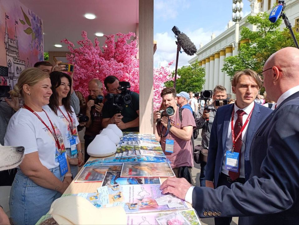 Дмитрий Чернышенко своим визитом открыл работу стенда Крыма на Международном туристическом форуме «Путешествуй!» Дмитрий Чернышенко своим визитом открыл работу стенда Крыма на Международном туристическом форуме «Путешествуй!»