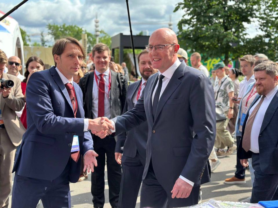 Дмитрий Чернышенко своим визитом открыл работу стенда Крыма на Международном туристическом форуме «Путешествуй!» Дмитрий Чернышенко своим визитом открыл работу стенда Крыма на Международном туристическом форуме «Путешествуй!»