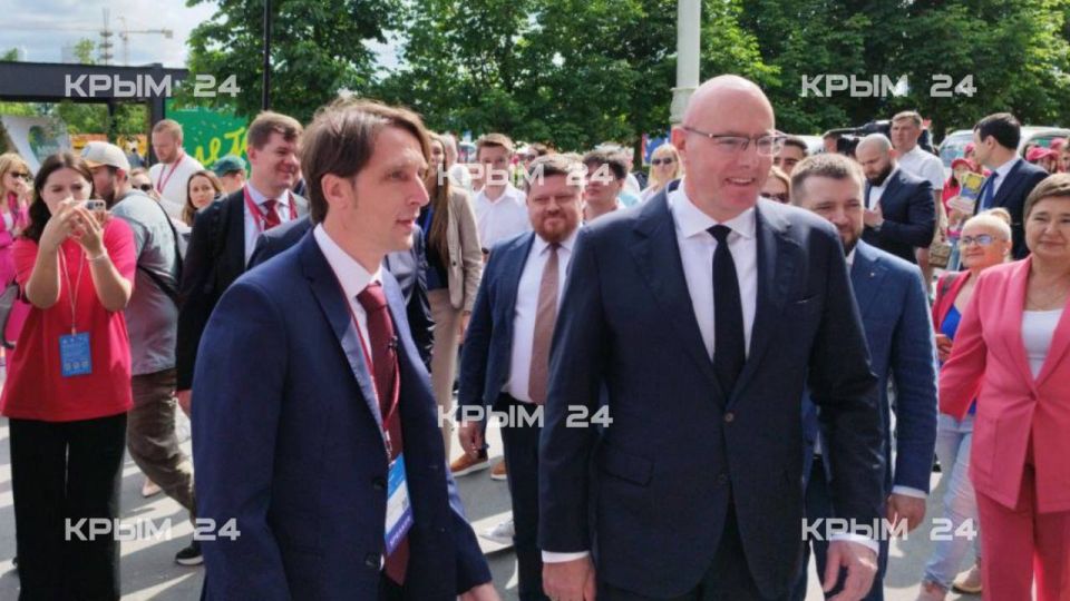 Чернышенко посетил крымский стенд на форуме «Путешествуй» в Москве Чернышенко посетил крымский стенд на форуме «Путешествуй» в Москве