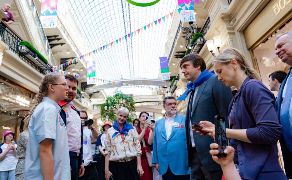 В московском ГУМе открылась экспозиция «Артек на все 100», подготовленная к юбилею МДЦ В московском ГУМе открылась экспозиция «Артек на все 100», подготовленная к юбилею МДЦ