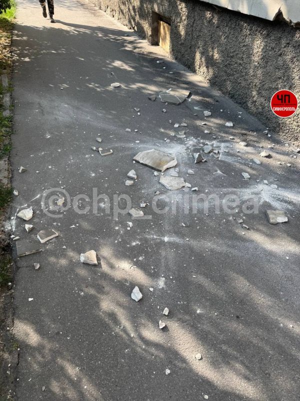 Симферопольцы пожаловались в соцсетях на обрушение фасада многоквартирного дома на улице Тургенева Симферопольцы пожаловались в соцсетях на обрушение фасада многоквартирного дома на улице Тургенева