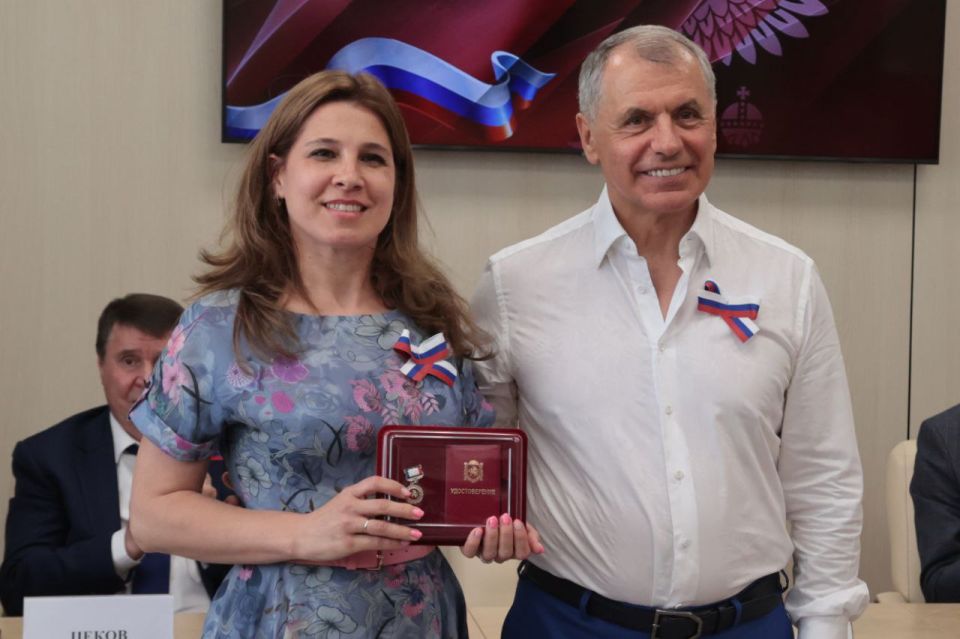 Владимир Константинов: В канун Дня России вручил юным крымчанам первые паспорта, государственные награды участникам СВО, учителям, спортсменам, деятелям культуры, сотрудникам МДЦ «Артек» и пять свидетельств о присуждении... Владимир Константинов: В канун Дня России вручил юным крымчанам первые паспорта, государственные награды участникам СВО, учителям, спортсменам, деятелям культуры, сотрудникам МДЦ «Артек» и пять свидетельств о присуждении...