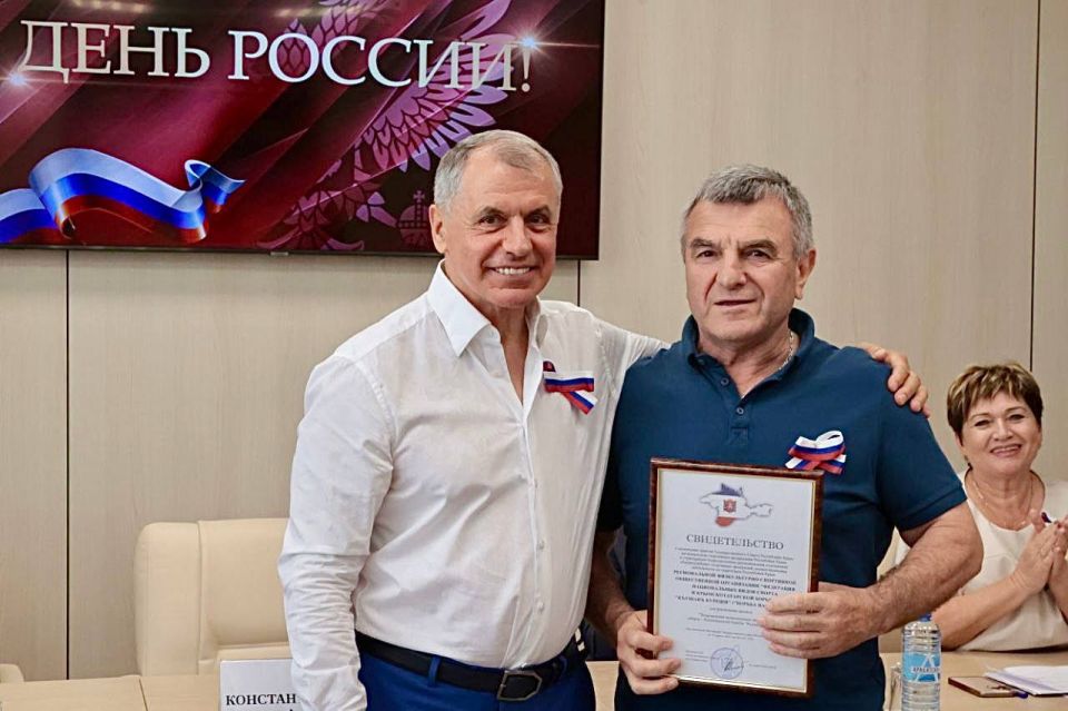 В канун Дня России Председатель Государственного Совета Республики Крым Владимир Константинов вручил юным крымчанам первые паспорта, государственные награды участникам СВО, а также учителям, спортсменам, деятелям культуры... В канун Дня России Председатель Государственного Совета Республики Крым Владимир Константинов вручил юным крымчанам первые паспорта, государственные награды участникам СВО, а также учителям, спортсменам, деятелям культуры...