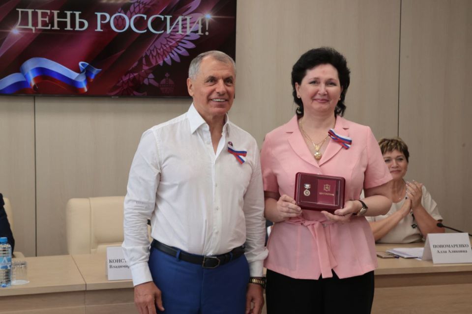 Владимир Константинов: В канун Дня России вручил юным крымчанам первые паспорта, государственные награды участникам СВО, учителям, спортсменам, деятелям культуры, сотрудникам МДЦ «Артек» и пять свидетельств о присуждении... Владимир Константинов: В канун Дня России вручил юным крымчанам первые паспорта, государственные награды участникам СВО, учителям, спортсменам, деятелям культуры, сотрудникам МДЦ «Артек» и пять свидетельств о присуждении...