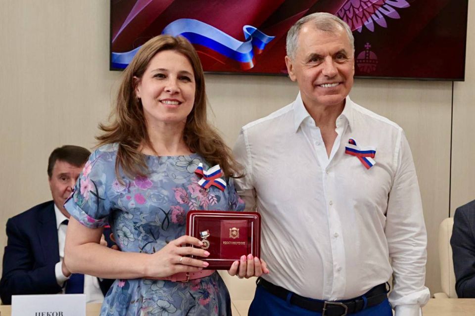 В канун Дня России Председатель Государственного Совета Республики Крым Владимир Константинов вручил юным крымчанам первые паспорта, государственные награды участникам СВО, а также учителям, спортсменам, деятелям культуры... В канун Дня России Председатель Государственного Совета Республики Крым Владимир Константинов вручил юным крымчанам первые паспорта, государственные награды участникам СВО, а также учителям, спортсменам, деятелям культуры...
