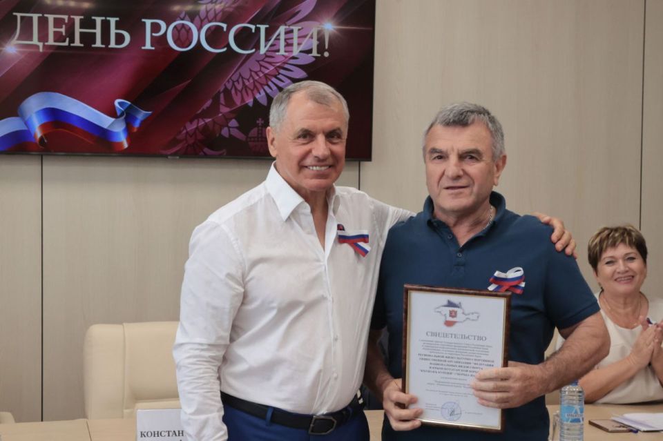 Владимир Константинов: В канун Дня России вручил юным крымчанам первые паспорта, государственные награды участникам СВО, учителям, спортсменам, деятелям культуры, сотрудникам МДЦ «Артек» и пять свидетельств о присуждении... Владимир Константинов: В канун Дня России вручил юным крымчанам первые паспорта, государственные награды участникам СВО, учителям, спортсменам, деятелям культуры, сотрудникам МДЦ «Артек» и пять свидетельств о присуждении...