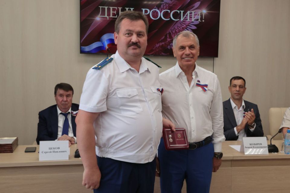 Владимир Константинов: В канун Дня России вручил юным крымчанам первые паспорта, государственные награды участникам СВО, учителям, спортсменам, деятелям культуры, сотрудникам МДЦ «Артек» и пять свидетельств о присуждении... Владимир Константинов: В канун Дня России вручил юным крымчанам первые паспорта, государственные награды участникам СВО, учителям, спортсменам, деятелям культуры, сотрудникам МДЦ «Артек» и пять свидетельств о присуждении...