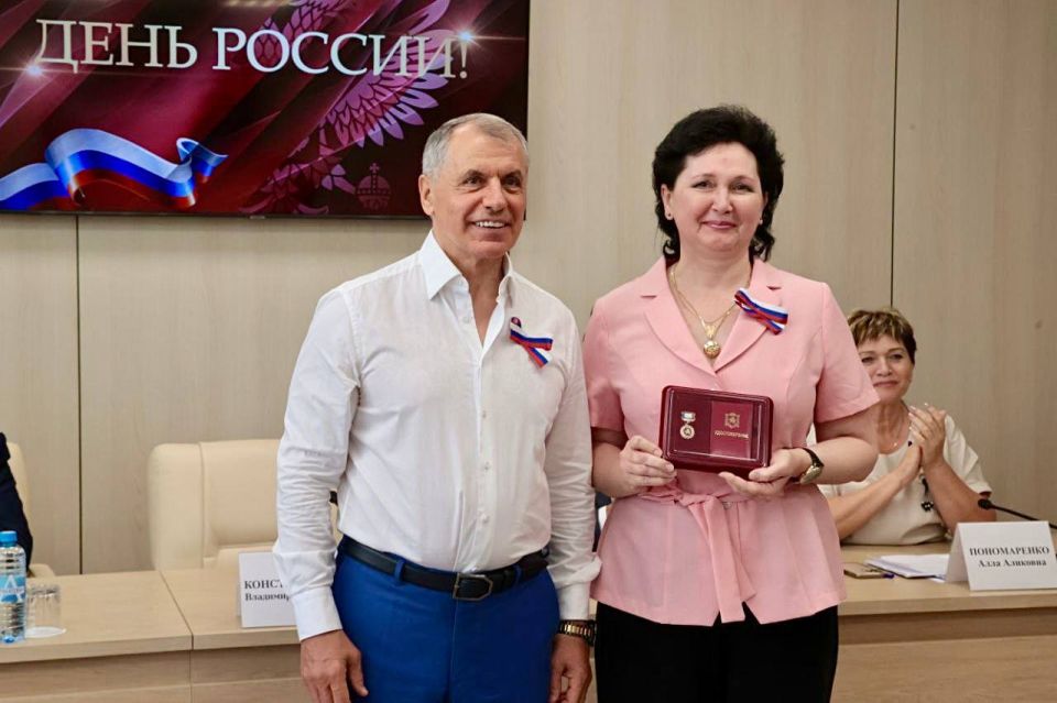 В канун Дня России Председатель Государственного Совета Республики Крым Владимир Константинов вручил юным крымчанам первые паспорта, государственные награды участникам СВО, а также учителям, спортсменам, деятелям культуры... В канун Дня России Председатель Государственного Совета Республики Крым Владимир Константинов вручил юным крымчанам первые паспорта, государственные награды участникам СВО, а также учителям, спортсменам, деятелям культуры...