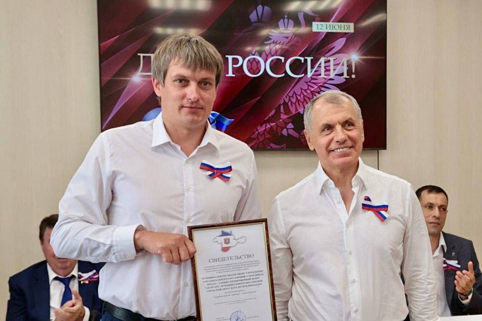 В канун Дня России Председатель Государственного Совета Республики Крым Владимир Константинов вручил юным крымчанам первые паспорта, государственные награды участникам СВО, а также учителям, спортсменам, деятелям культуры... В канун Дня России Председатель Государственного Совета Республики Крым Владимир Константинов вручил юным крымчанам первые паспорта, государственные награды участникам СВО, а также учителям, спортсменам, деятелям культуры...