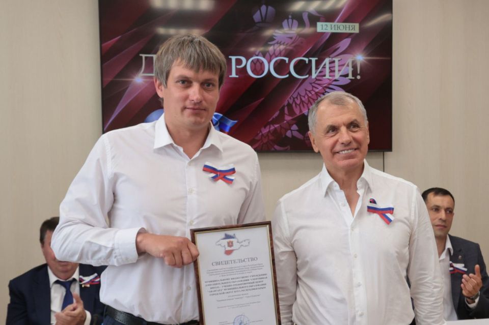 Владимир Константинов: В канун Дня России вручил юным крымчанам первые паспорта, государственные награды участникам СВО, учителям, спортсменам, деятелям культуры, сотрудникам МДЦ «Артек» и пять свидетельств о присуждении... Владимир Константинов: В канун Дня России вручил юным крымчанам первые паспорта, государственные награды участникам СВО, учителям, спортсменам, деятелям культуры, сотрудникам МДЦ «Артек» и пять свидетельств о присуждении...