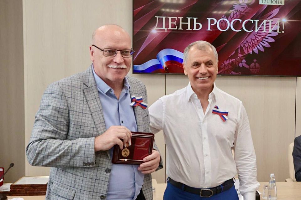 В канун Дня России Председатель Государственного Совета Республики Крым Владимир Константинов вручил юным крымчанам первые паспорта, государственные награды участникам СВО, а также учителям, спортсменам, деятелям культуры... В канун Дня России Председатель Государственного Совета Республики Крым Владимир Константинов вручил юным крымчанам первые паспорта, государственные награды участникам СВО, а также учителям, спортсменам, деятелям культуры...