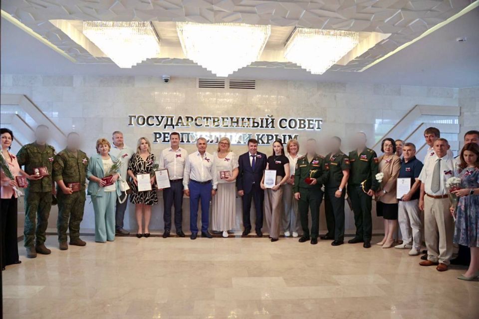 В канун Дня России Председатель Государственного Совета Республики Крым Владимир Константинов вручил юным крымчанам первые паспорта, государственные награды участникам СВО, а также учителям, спортсменам, деятелям культуры... В канун Дня России Председатель Государственного Совета Республики Крым Владимир Константинов вручил юным крымчанам первые паспорта, государственные награды участникам СВО, а также учителям, спортсменам, деятелям культуры...