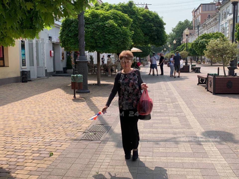 Около тысячи лент с триколором и флаги раздадут в центре Симферополя Около тысячи лент с триколором и флаги раздадут в центре Симферополя