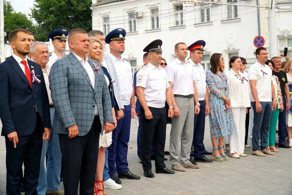 В День России коллектив прокуратуры города Евпатории принял участие в торжественной церемонии поднятия Государственного флага Российской Федерации на театральной площади города Евпатории В День России коллектив прокуратуры города Евпатории принял участие в торжественной церемонии поднятия Государственного флага Российской Федерации на театральной площади города Евпатории
