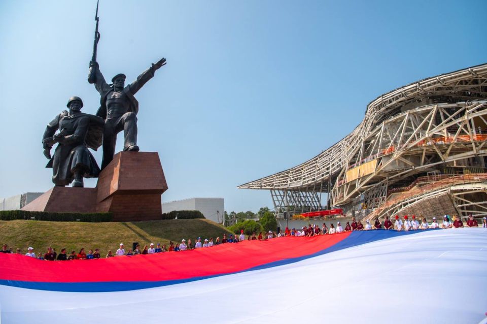 Огромный триколор развернули на мысе Хрустальный в Севастополе в честь Дня России Огромный триколор развернули на мысе Хрустальный в Севастополе в честь Дня России