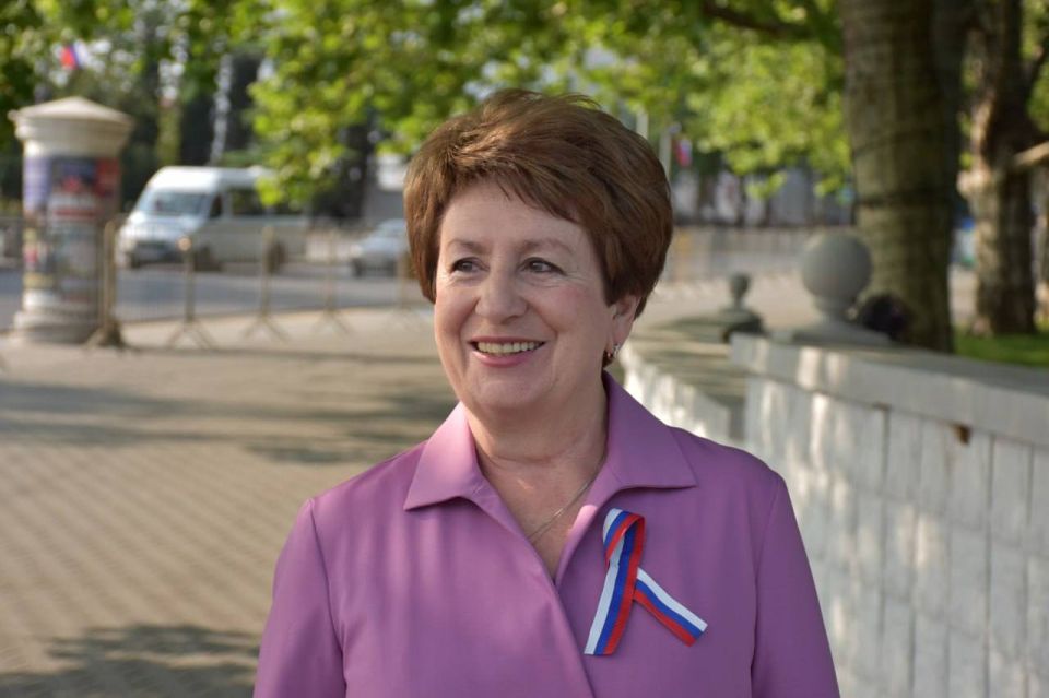 Екатерина Алтабаева: В День России по нашей многолетней традиции мы возлагаем венки и цветы к Вечному огню у Мемориала героической обороны Севастополя 1941-1942 годов на площади Павла Степановича Нахимова, чтим ратный... Екатерина Алтабаева: В День России по нашей многолетней традиции мы возлагаем венки и цветы к Вечному огню у Мемориала героической обороны Севастополя 1941-1942 годов на площади Павла Степановича Нахимова, чтим ратный...