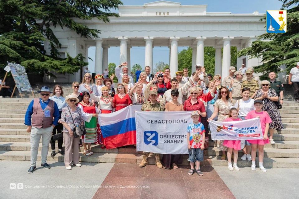 Троллейбус-лекторий в цветах триколора на центральных улицах города Троллейбус-лекторий в цветах триколора на центральных улицах города