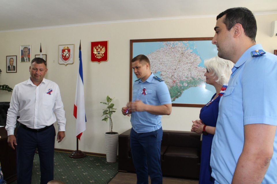 Игорь Крутьков: В торжественной обстановке совместно с заместителем прокурора Ленинского района Артуром Поповым, заместителем главы администрации Еленой Рудюк вручили ключи многодетной семье Олега Паращука Игорь Крутьков: В торжественной обстановке совместно с заместителем прокурора Ленинского района Артуром Поповым, заместителем главы администрации Еленой Рудюк вручили ключи многодетной семье Олега Паращука