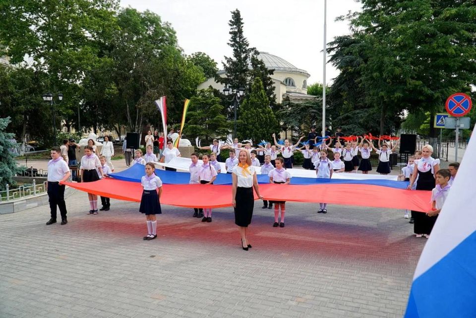 В День России коллектив прокуратуры города Евпатории принял участие в торжественной церемонии поднятия Государственного флага Российской Федерации на театральной площади города Евпатории В День России коллектив прокуратуры города Евпатории принял участие в торжественной церемонии поднятия Государственного флага Российской Федерации на театральной площади города Евпатории