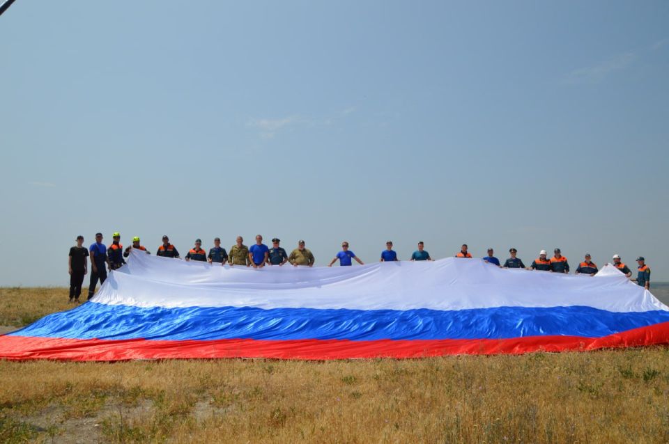 Крымские спасатели развернули 15 метровый стяг на отвесной стене горы Ак-Кая