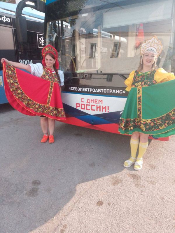 В День России по улицам Севастополя курсируют празднично украшенные автобусы и троллейбусы В День России по улицам Севастополя курсируют празднично украшенные автобусы и троллейбусы