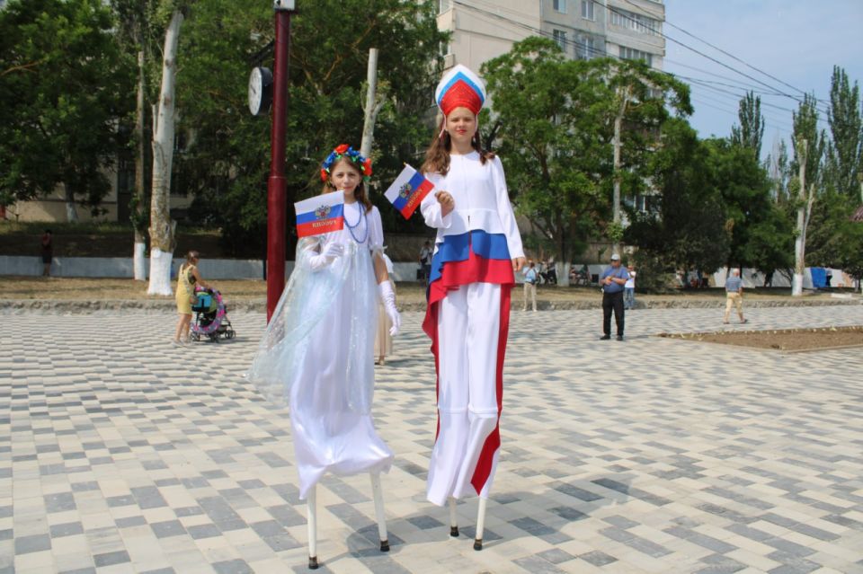 Игорь Крутьков: Сегодня, в такой значимый для нашей страны праздник, День России, с огромным удовольствием принял участие в торжественном открытии после капитального ремонта площади «Крымской весны» в городе Щелкино