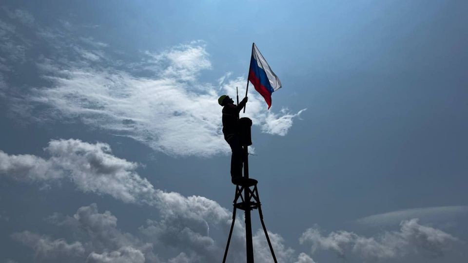 На вершине Северной Демерджи развевается флаг Российской Федерации! На вершине Северной Демерджи развевается флаг Российской Федерации!