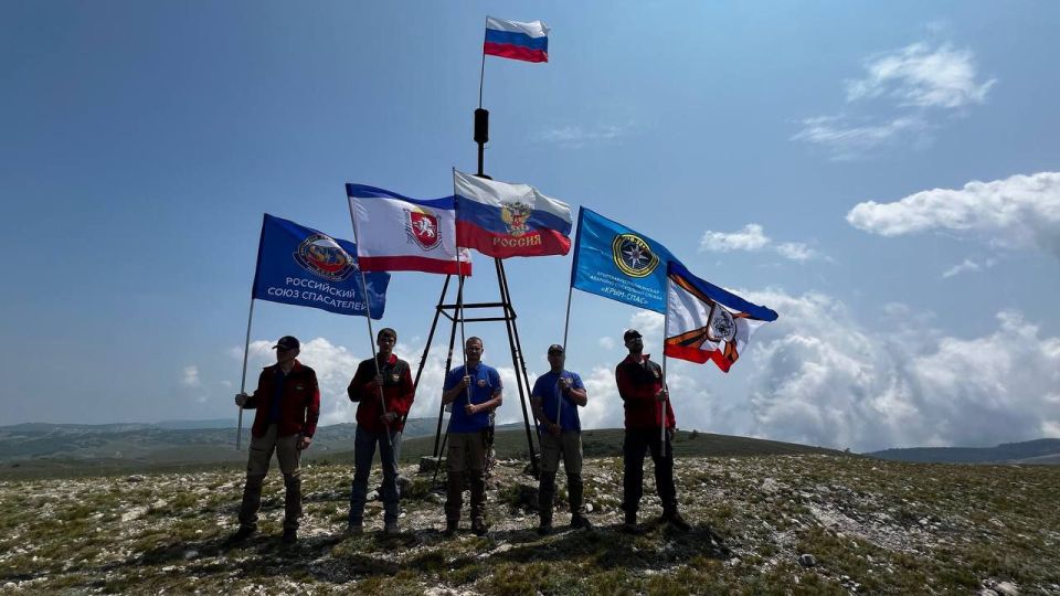 На вершине Северной Демерджи развевается флаг Российской Федерации! На вершине Северной Демерджи развевается флаг Российской Федерации!